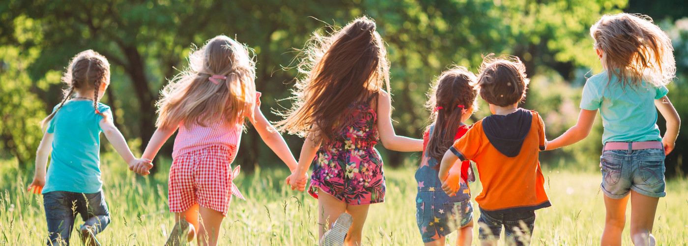 Rennende Kinder auf einer Wiese