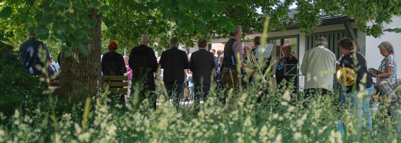 Abschluss des Gottesdienstes vor der Kirche