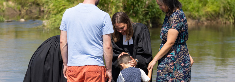 Beispielbild für eine Taufe im Fluss
