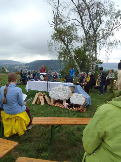 Ein Blick auf den Altar und den Posaunenchor dahinter