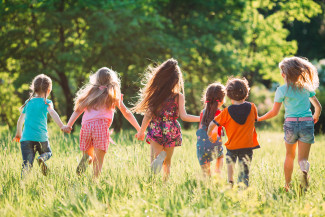 Rennende Kinder auf einer Wiese