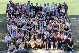 Alle Konfis auf einem Hügel beim Gruppenbild.