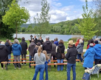 Viele Besucher beim Himmelfahrts-Gottesdienst am Kratzmühlsee
