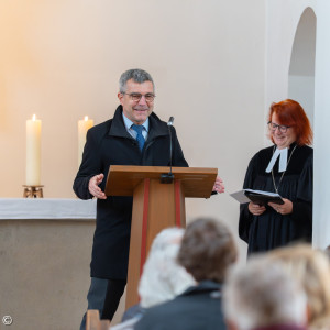 Landrat Alexander Anetsberger begrüßt Pfarrerin Poirot.
