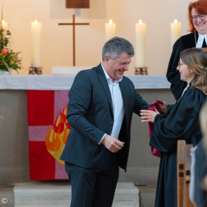 Bürgermeister Helmut Schloderer überreicht ein Präsent.