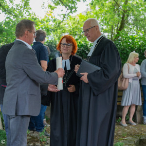 Osterkerze wird ausgepustet