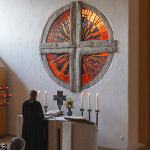 Im Gebet am Altar