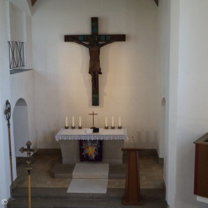 Chorraum der Christuskirche mit großem Kruzifix