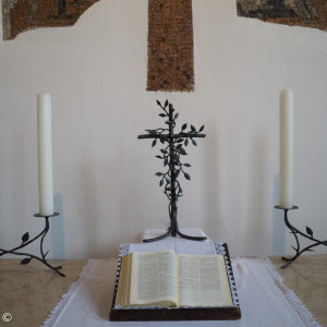 Altar mit aufgeschlagener Bibel